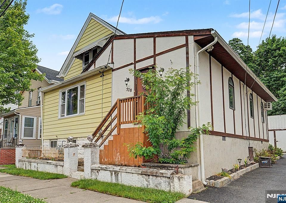 1st image of 328 Hobart Avenue