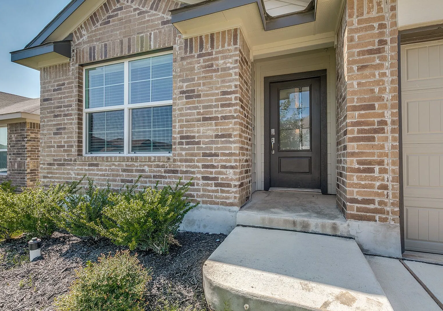 Beautiful 4- Bedroom One Story Home in Riverstone at Westpoint — Photo 2