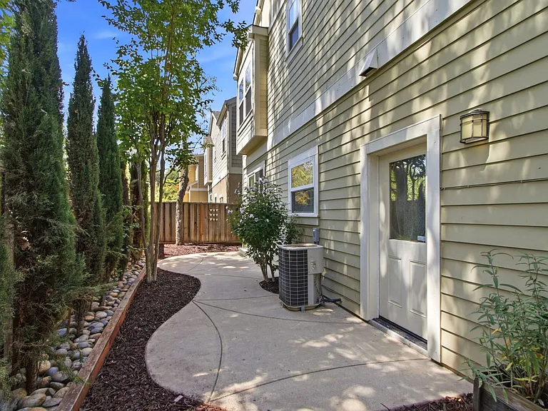 136 Creekside Village Dr — Photo 15