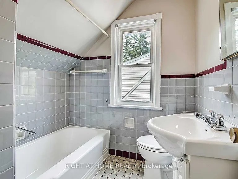 92 Lawrence Ave #UPPER — Photo 10