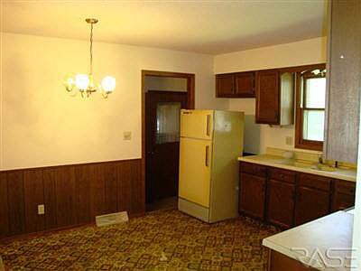 3rd image of 207-209 N Evergreen Dr