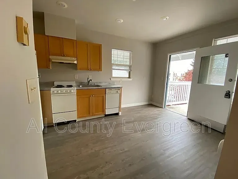 828 Broadway Ave #A — Photo 11