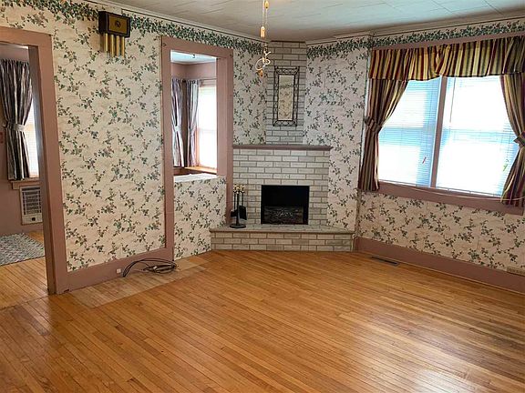 4th image of 105 3rd St NE