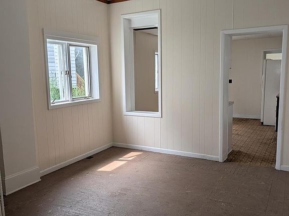 4th image of 102 S Hickory St