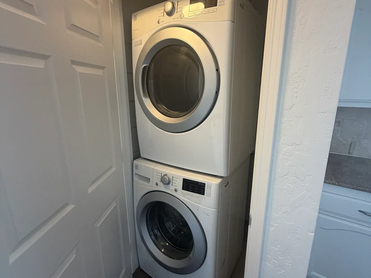 3 bed, 820 sqft, $4,250 — Photo 4