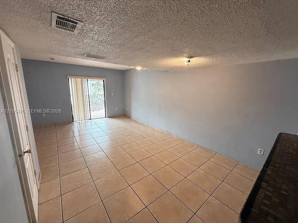Alhambra Vi Condo — Photo 3