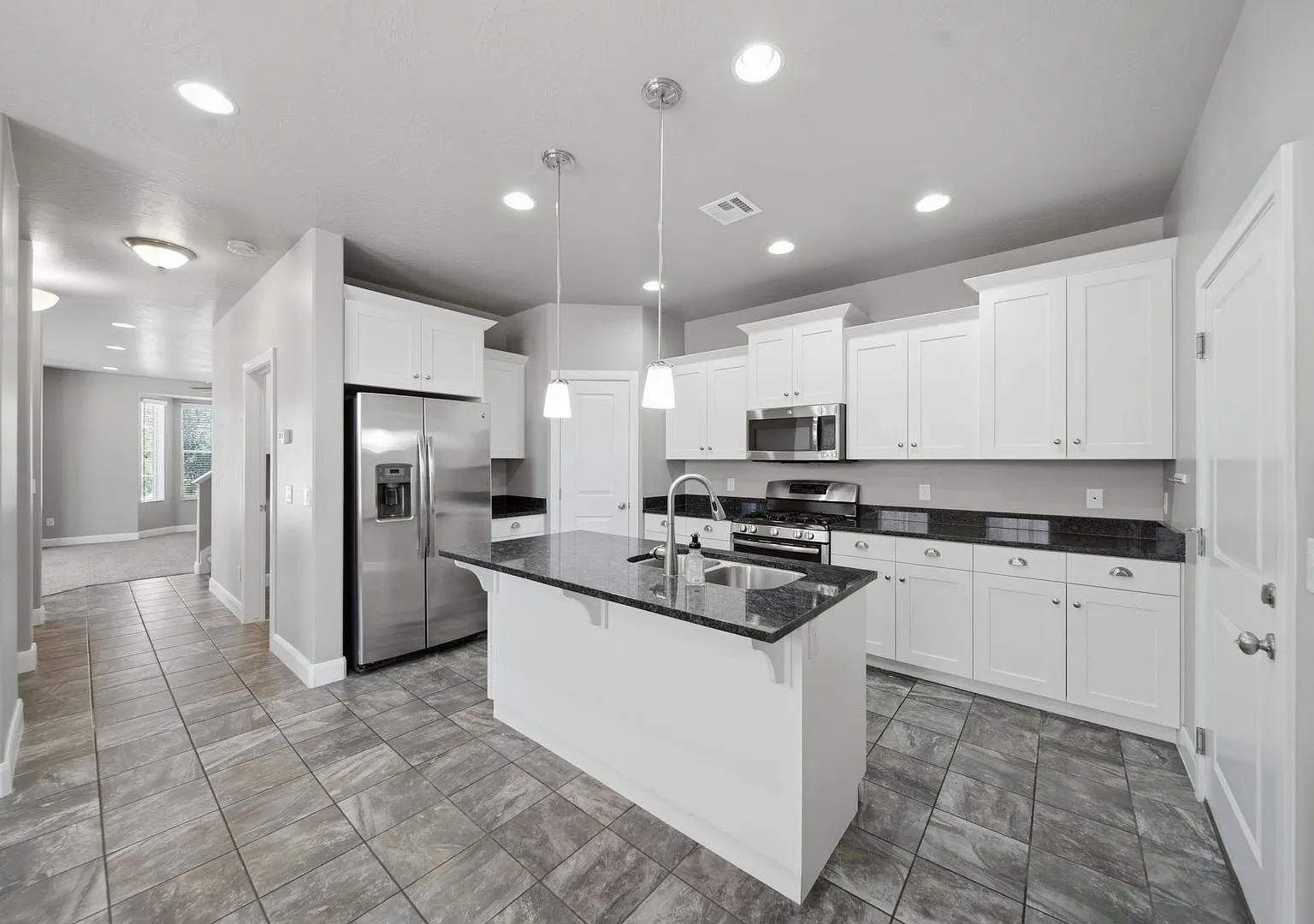 Bright & Spacious 3 bedroom Townhome — Photo 1