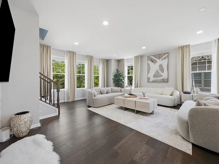 130 Waterbury Cir — Photo 10