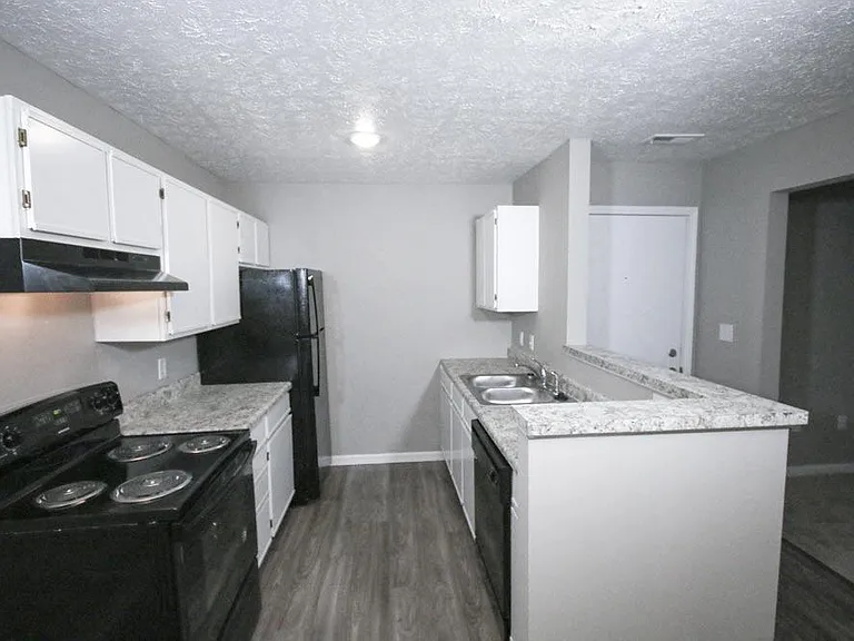Hazelton Apartments — Photo 12