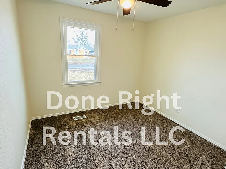 925 Rose Dr — Photo 10