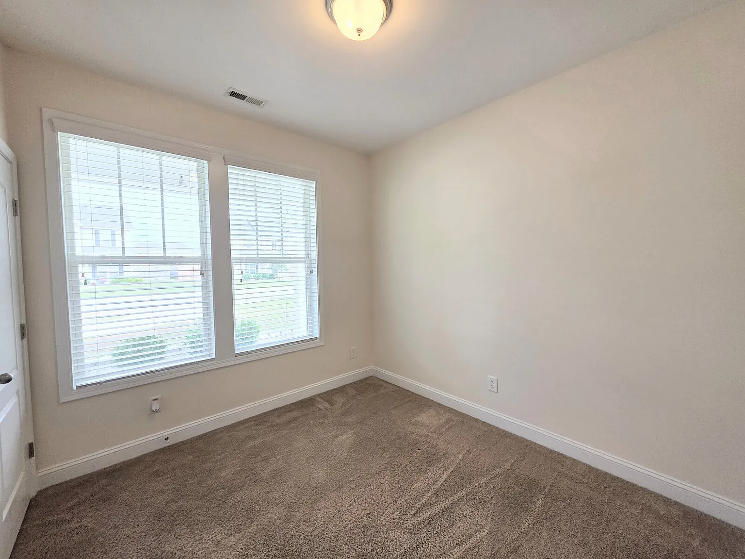4 bed, 3.0 bath, 2865 sqft, $2,350 — Photo 3