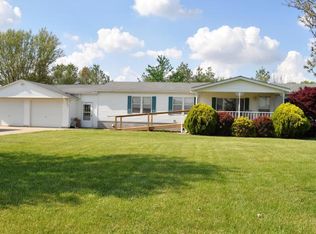 11436 E Middle Rd, Dix, IL 62830