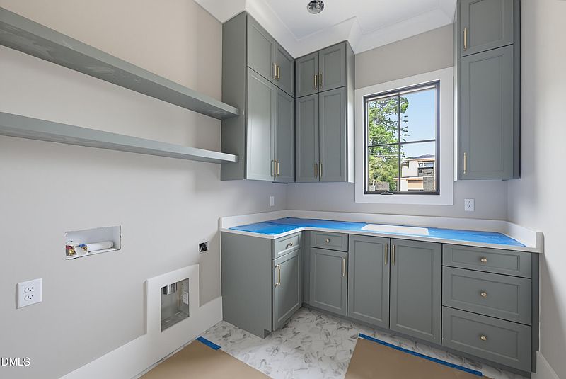 Current listing photograph 8 of 413 Pinecroft Drive