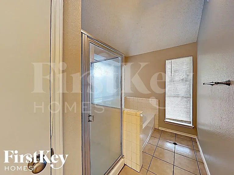 4949 Oak Hollow Dr — Photo 9