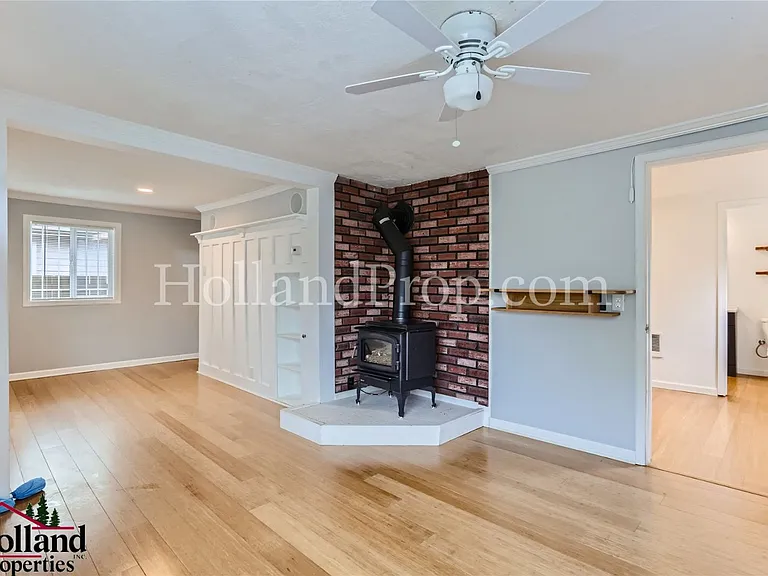 315 NW Dennis Ave — Photo 3