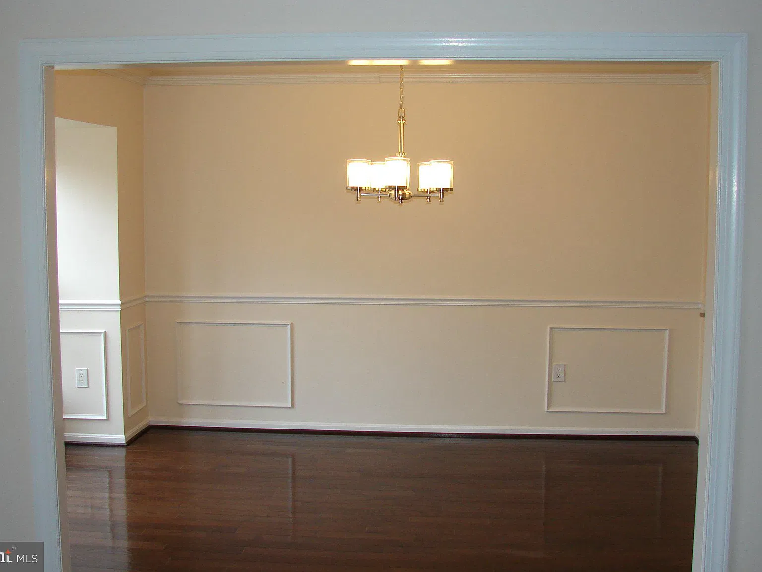 3 bed, 4.0 bath, 2106 sqft, $3,790 — Photo 4