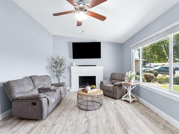 5th image of 387 Colonial Circle