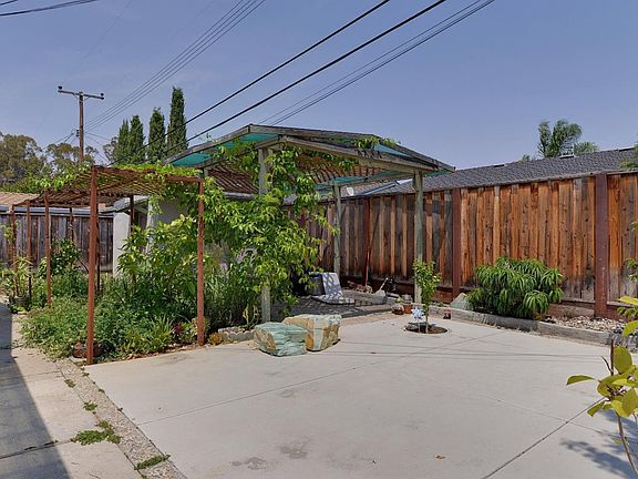 5th image of 920 Linda Vista St