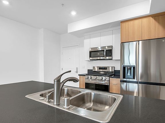 5th image of 14333 Sylvan St #404