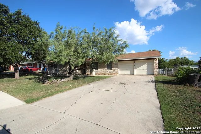 3 bed, 2.0 bath, 1449 sqft, $1,490 — Photo 2
