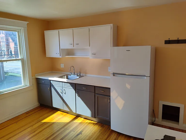 653 Oliver St — Photo 3