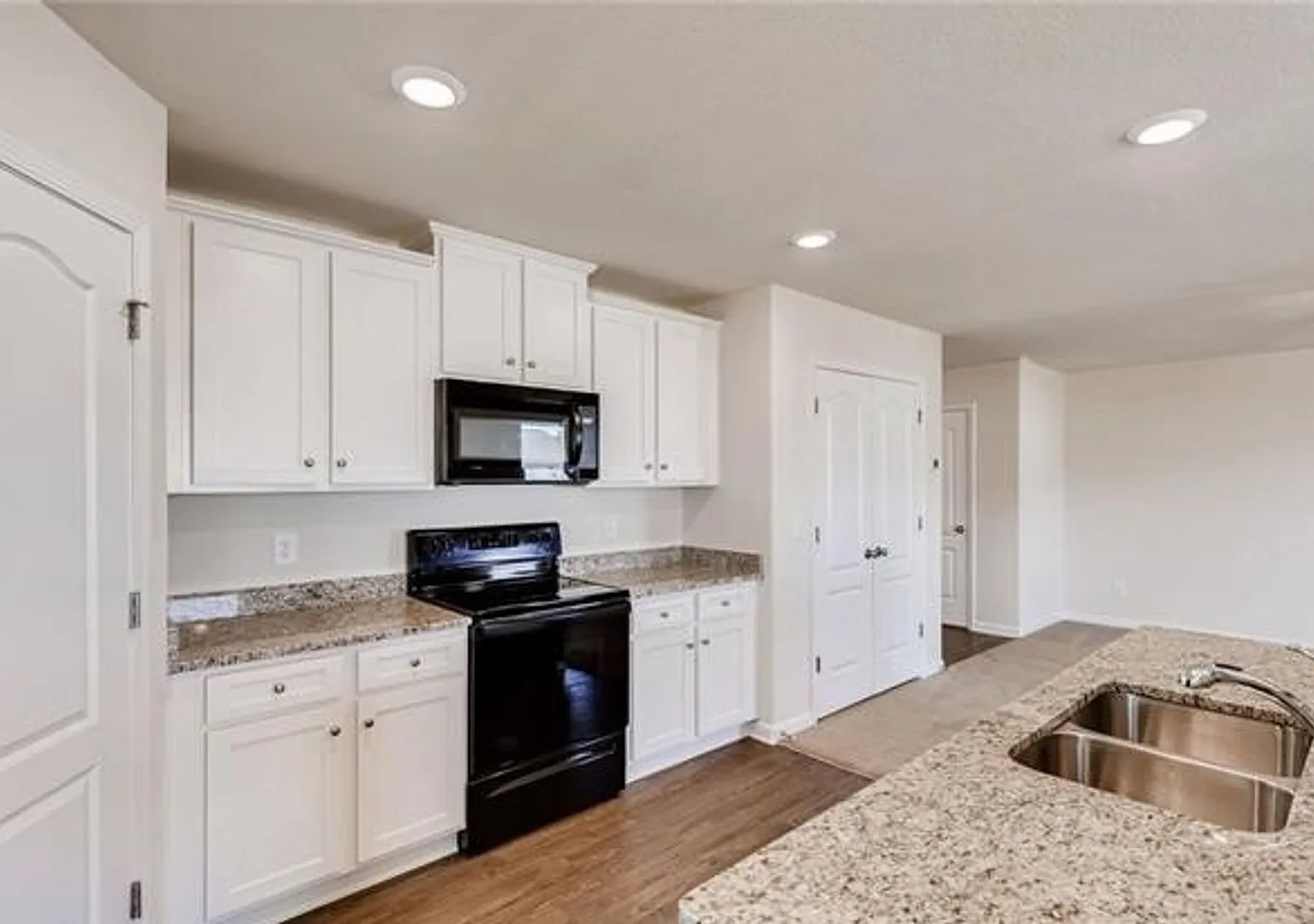 Beautiful 4BR townhome Minutes from the Airport — Photo 2