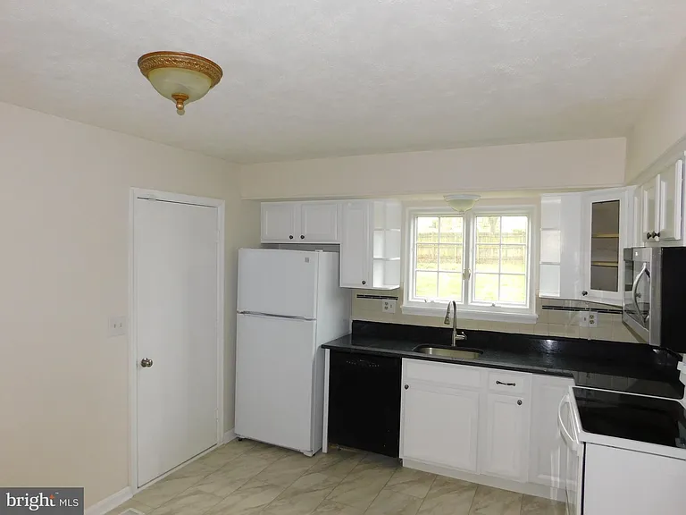 916 Pointer Ridge Dr — Photo 5