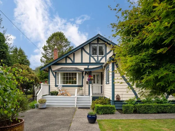 1036 Deal St, Oak Bay, BC V8S 5G5