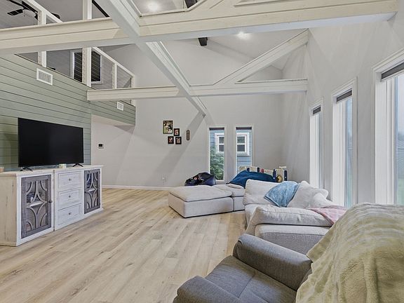 4th image of 301 Crystal Ln
