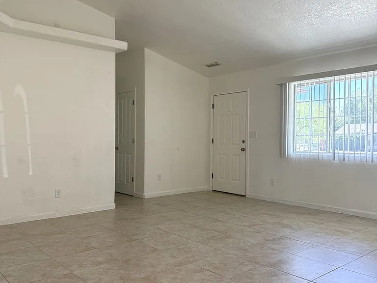 6128 N Viewpoint Dr — Photo 2