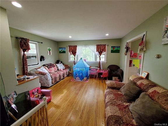 4th image of 19 Gillis Ave