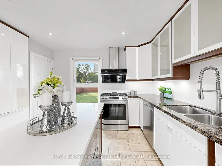 285 Bronte Rd — Photo 16