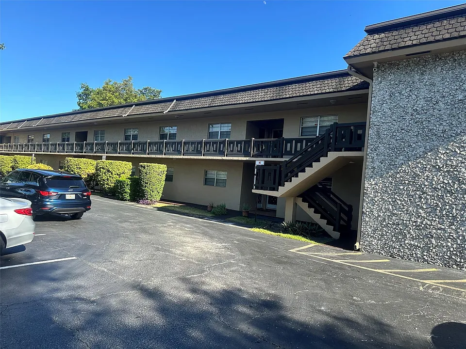 5900 NW 17th Pl #103