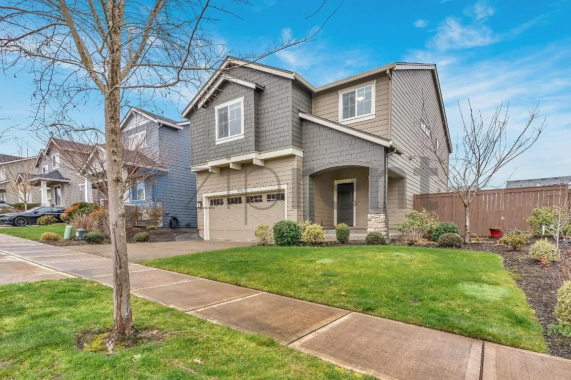 4 bed, 2.5 bath, 2297 sqft, $3,300 — Photo 2