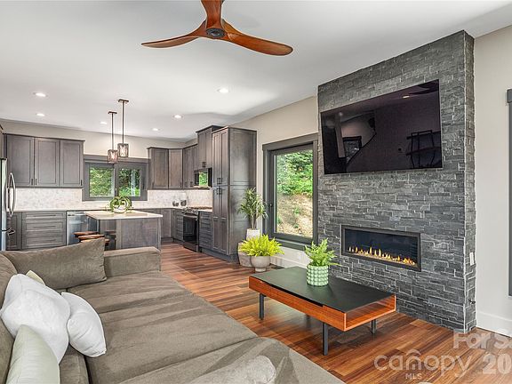 3rd image of 30 Garren View Dr
