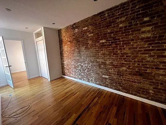 Rented by Salon Realty Corp | media 5