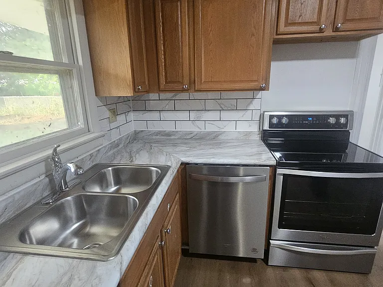 102 E York St — Photo 15