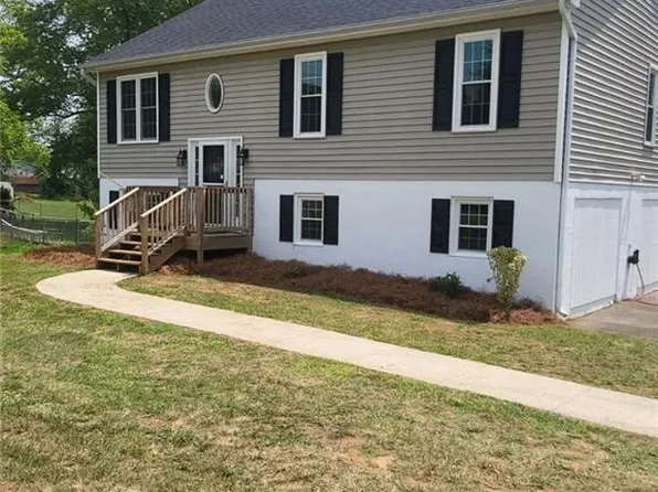 1960 Old Hollow Rd, Walkertown, NC 27051