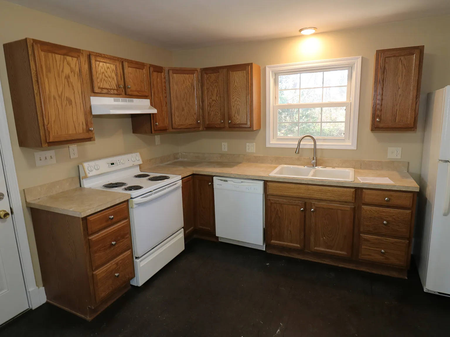 3 bed, 1.5 bath, 1368 sqft, $1,700 — Photo 2