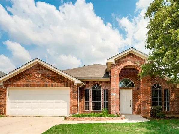 1707 Falcon Dr, Corinth, TX 76210