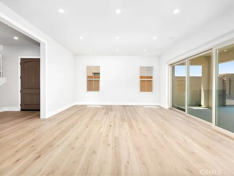 127 Oakstone — Photo 4