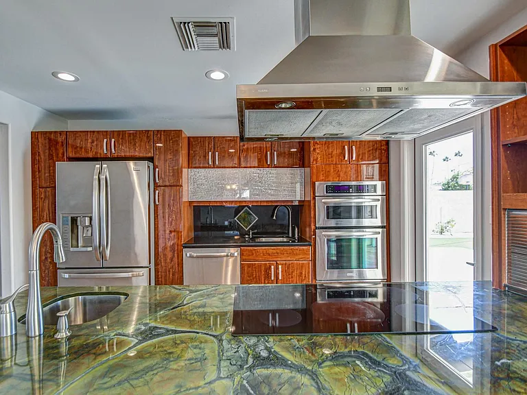 1039 E Geneva Dr — Photo 8