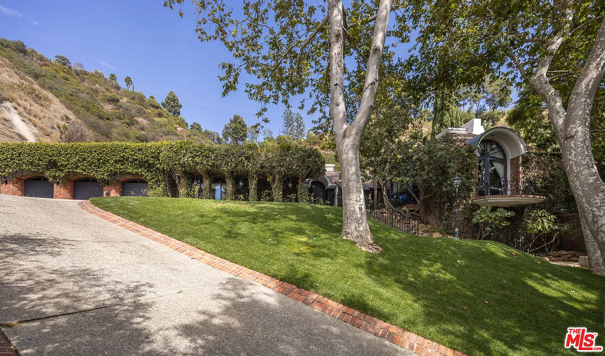 5 bed, 7.0 bath, 6700 sqft, $50,000 — Photo 3