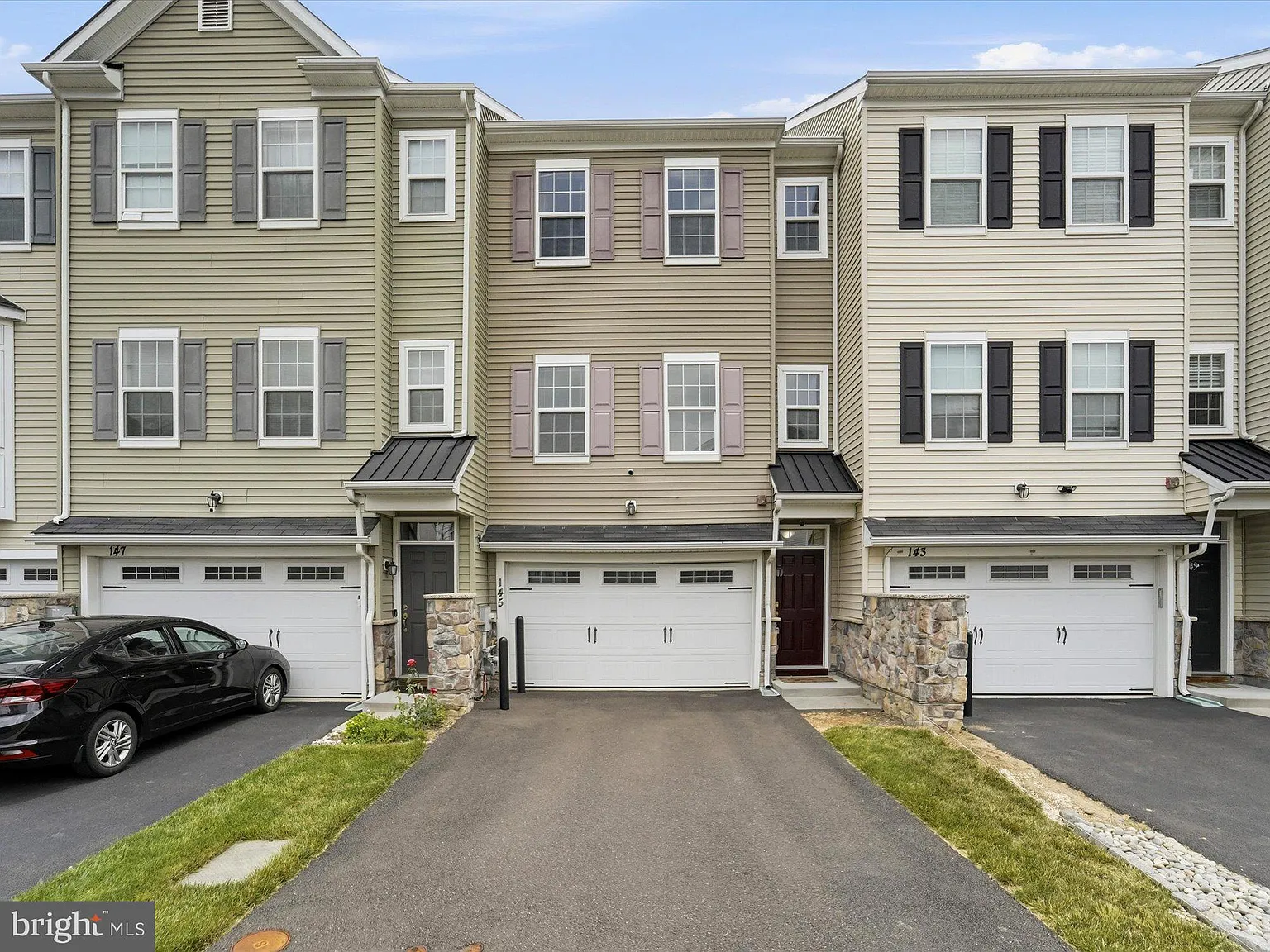 3 bed, 2.5 bath, 1980 sqft, $3,000 — Photo 2