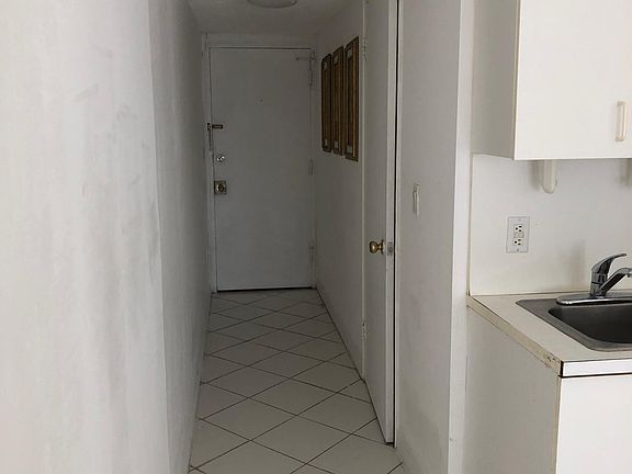 4th image of 2618 Collins Ave #1