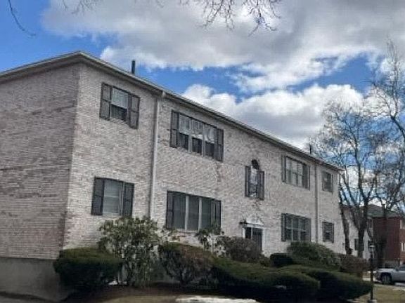 2nd image of 207 Lake Shore Rd APT 2