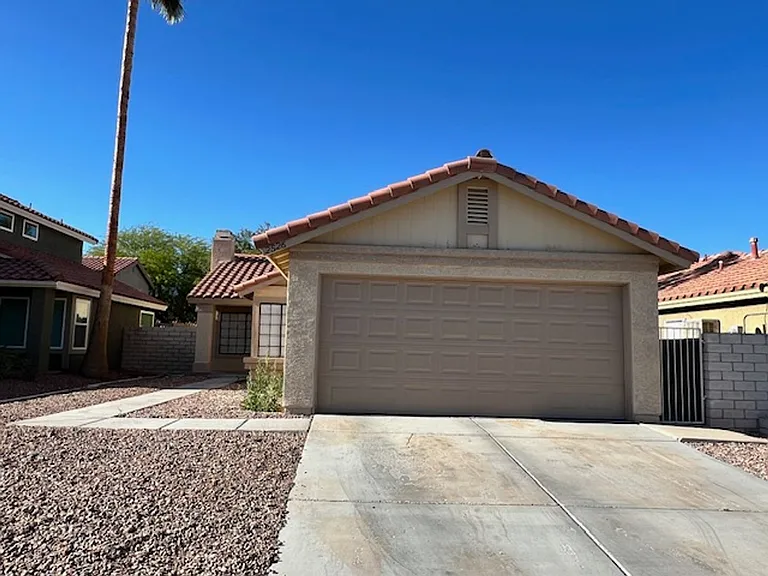 2526 Wolverton Ave — Photo 3
