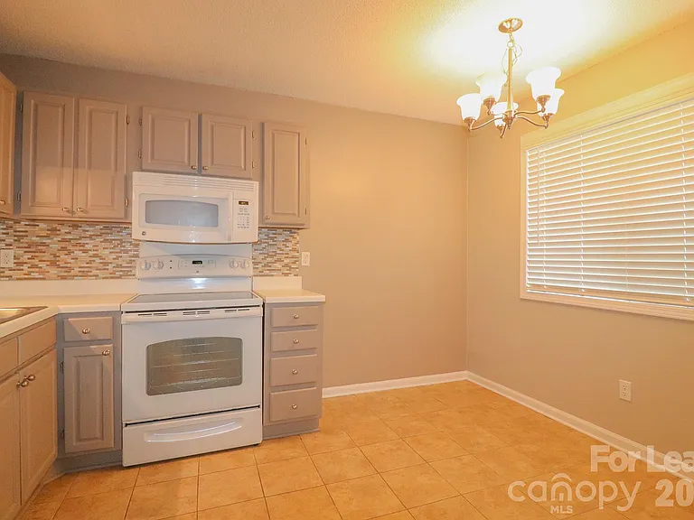 1645 Cedarview Ct — Photo 8