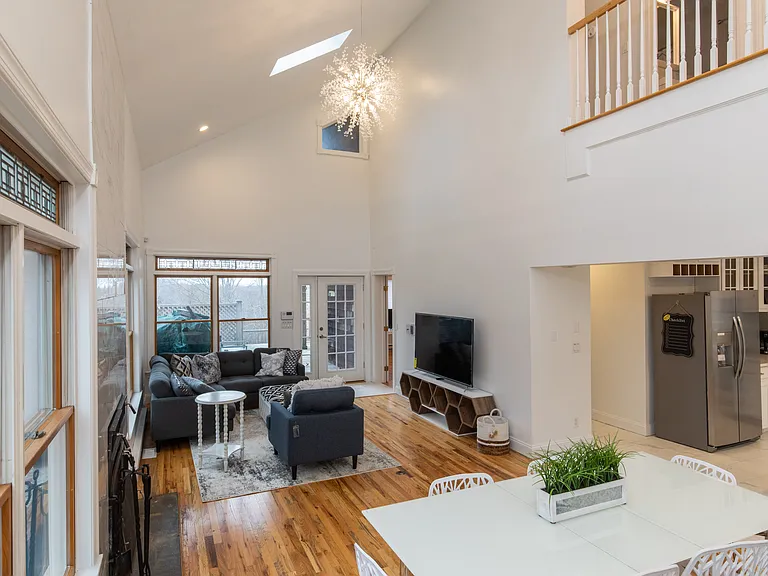 242 N Magee St — Photo 9