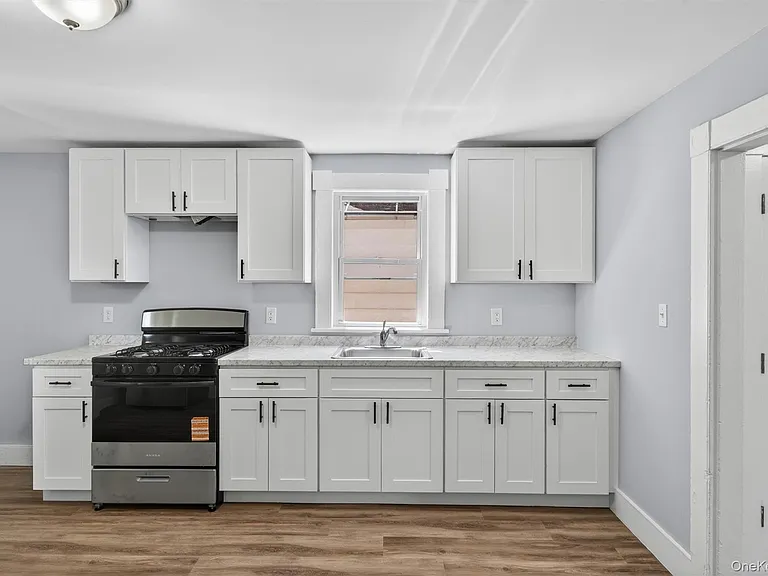 90 Montgomery St #UPPER — Photo 8
